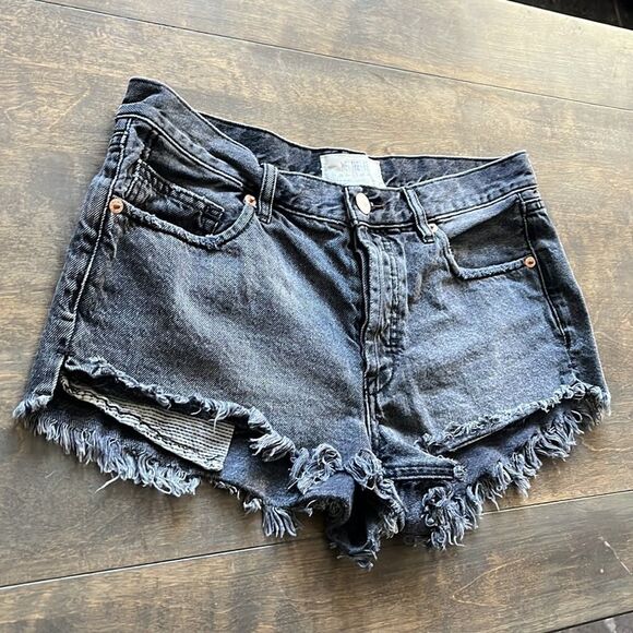 We the free people grey washed high Rise frayed bottom denim shorts - Picture 2 of 9